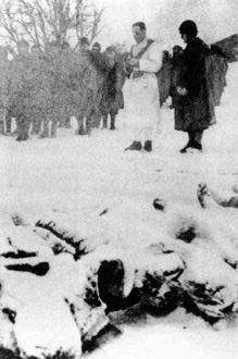  Un cappellano benedice alcuni caduti sul fronte russo 