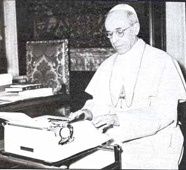  Papa Pio XII nel suo studio 