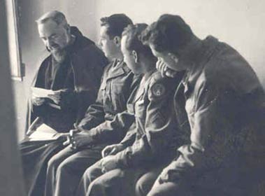  Padre Pio con alcuni soldati 